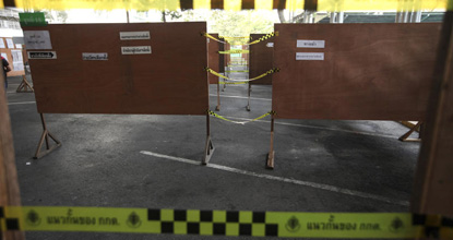 مخالفان دولت تایلند تعدادی از ایستگاه‌های رأی گیری را قفل و زنجیر کردند